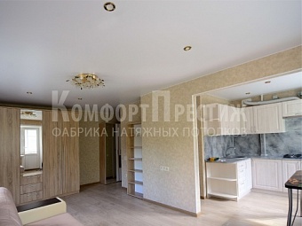 классические натяжные потолки для гостиной  4